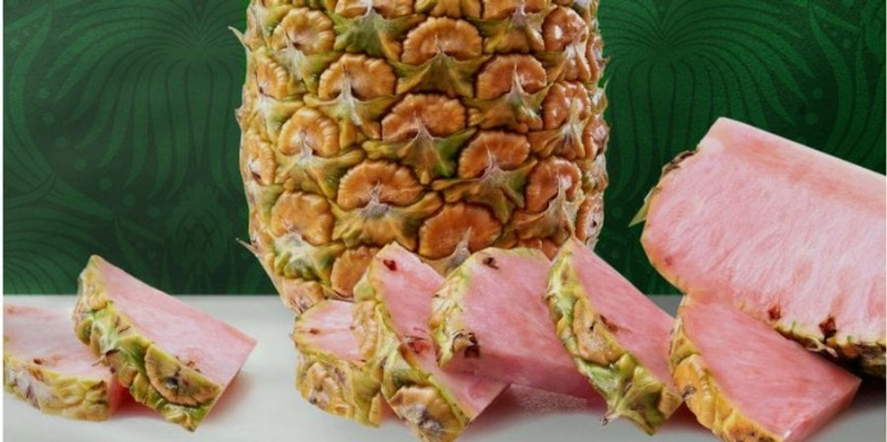 Казково красиво. У Коста-Ріці виростили неймовірний ананас рожевого кольору