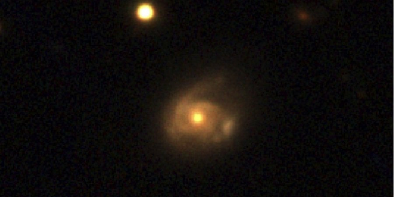 Космічне насильство. Учені виявили чорну діру, яка регулярно відриває шматки від сусідньої зірки