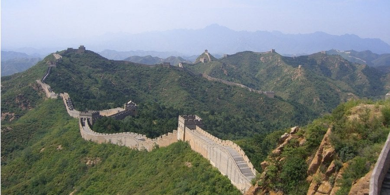 Набридло об'їжджати. Робітники знесли екскаватором частину Великої Китайської стіни